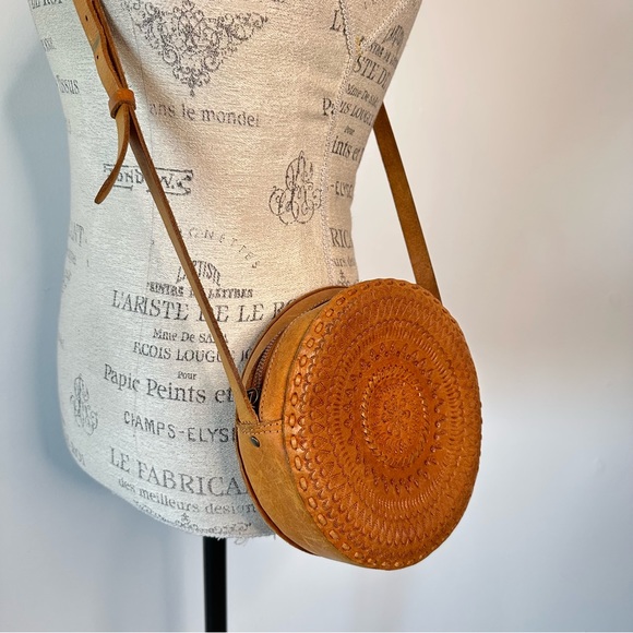 R.P.S Small Leather Circle Round Crossbody Purse - Picture 3 of 15